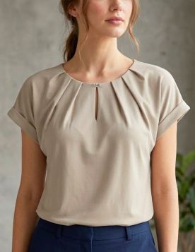 بلوزة نسائية ناعمة بكسرات أمامية وياقة دائرية