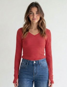 بلوزة نسائية مخططة بياقة رقم سبعة وأكمام طويلة