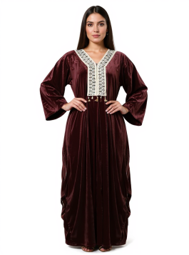 جلابية نسائية قطيفة بتطريز هندسي في الصدر بارز بأكمام واسعة بخامة بارزة الملمس 