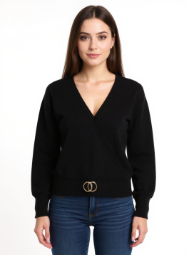 بلوزة نسائية بقصة رقبة واسعة عصرية وبأكمام طويلة مزينة بشعار معدني أنيق