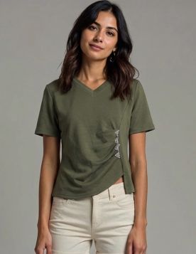 تيشيرت نسائي بياقة سبعة وتفاصيل جانبية راقية