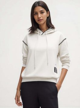 هودي نسائي شتوي بتفاصيل حياكة متباينة وتصميم عصري