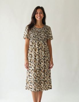 قميص نسائي بنقوش عصرية وتصميم مريح