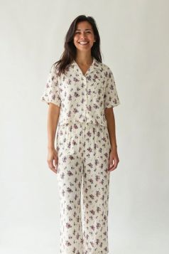 طقم بيجاما نسائي منقوش بنعومة وأناقة كلاسيكية