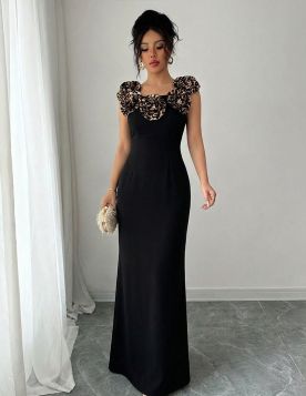 فستان نسائي طويل مزين بوردات بارزة