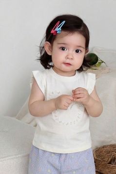 بلوزة بناتي بتفاصيل لؤلؤية وشخصية كرتونية