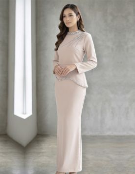 فستان سهرة فاخر بتفاصيل كريستالية