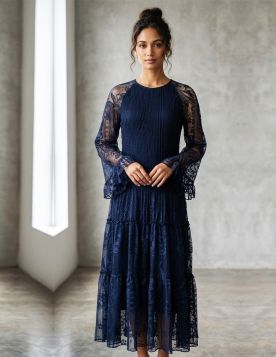 فستان دانتيل ناعم بطبقات متعددة