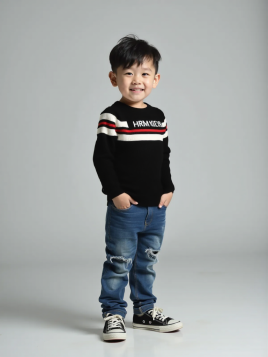 كنزة ولادية محبوكة بتصميم رياضي وخطوط أفقية