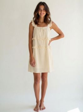 قميص نسائي ناعم بتفاصيل رقيقة