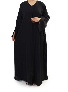 عباية نسائية كلاسيكية باللون الأسود مع لمسة أنثوية أنيقة وحجاب